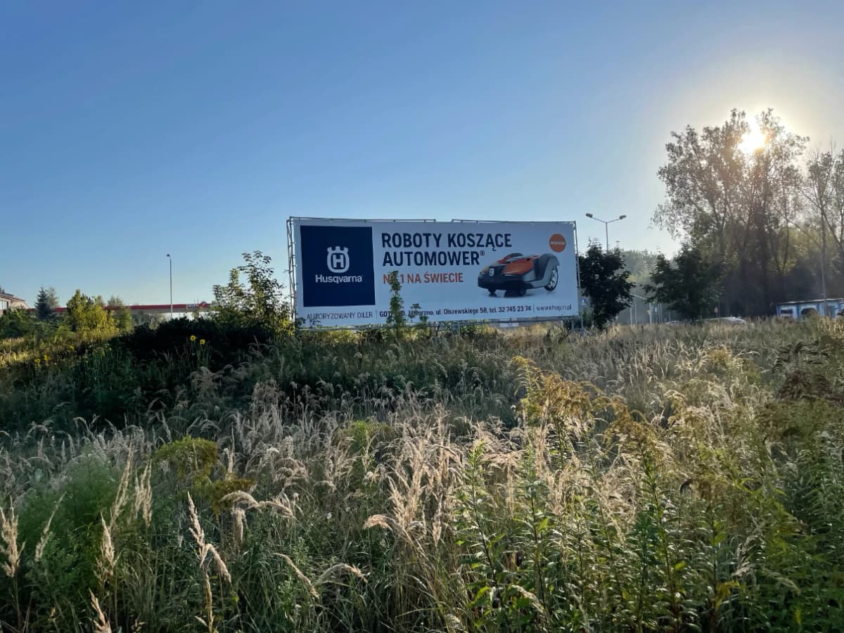 Frontalne zdjęcie billboardu
